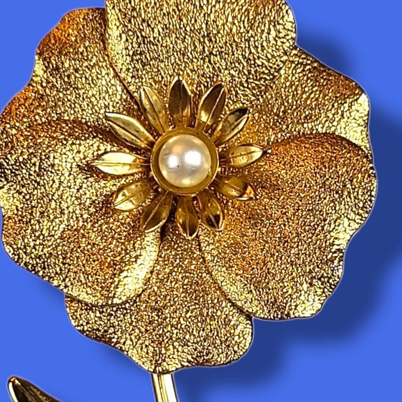 Brooch Pin Flower Faux Pearl Gold Tone Vintage Mid Century - Picture 3 of 6
